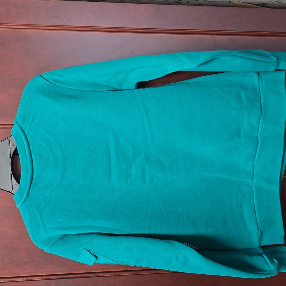 NWT. Kid's Unisex Reebox Sweatshirt.  Size 10/12 - Picture 2 of 6